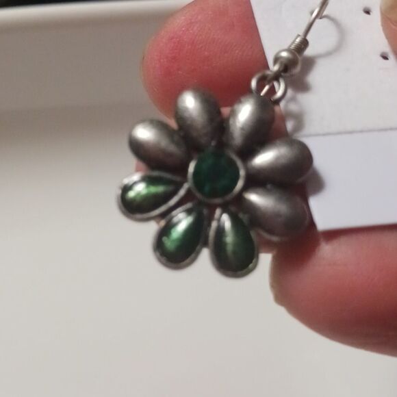 Silver toned fishhook earrings floral design with emerald green stones - Picture 3 of 8